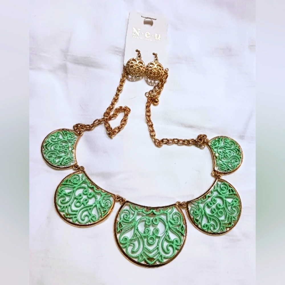 Neu Mint Green Floral Collar Link Necklace Gold Tone & Matching Earrings